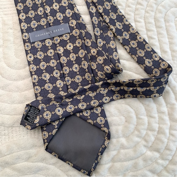 Geoffrey Beene 100% Silk Navy and Gold Patterned Tie - Picture 3 of 11